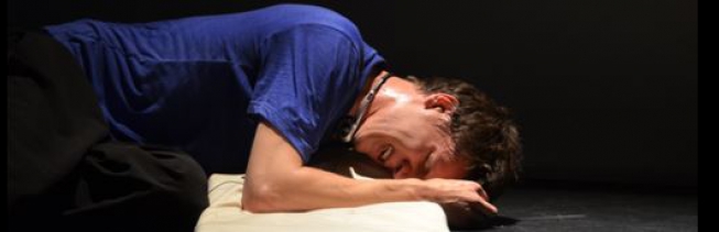 Anthony couché face contre lit